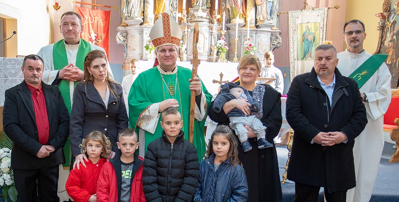 Biskup Košić krstio sedmo dijete obitelji Živković-Muhar