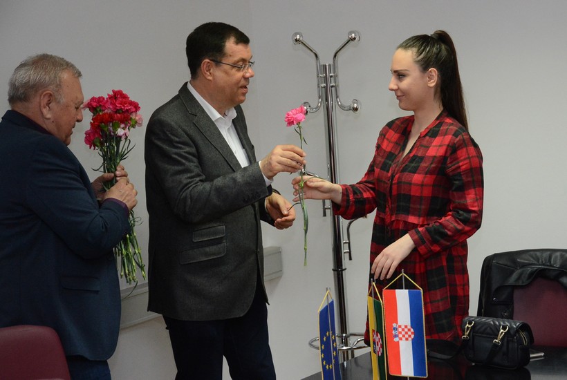 Župan Bajs na sjednici Povjerenstva za ravnopravnost spolova kolegice darivao karanfilima