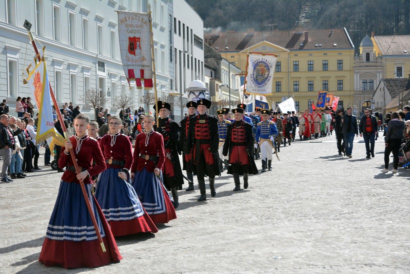 Pozega: Svečani mimohod i smotra povijesnih postrojbi