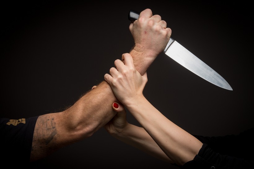 Žena prijavila partnera, tužiteljstvo ga pustilo; nekoliko kasnije sati izbo ju je nožem