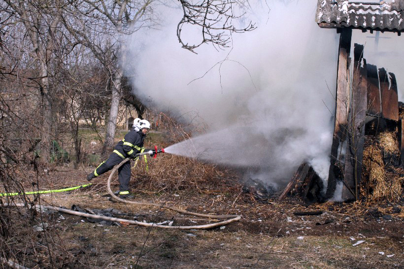 Vatrogasci spašavali vikendicu od požara