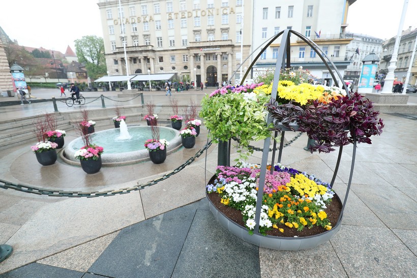 Zagreb: Oko Manduševca postavljeno cvijeće