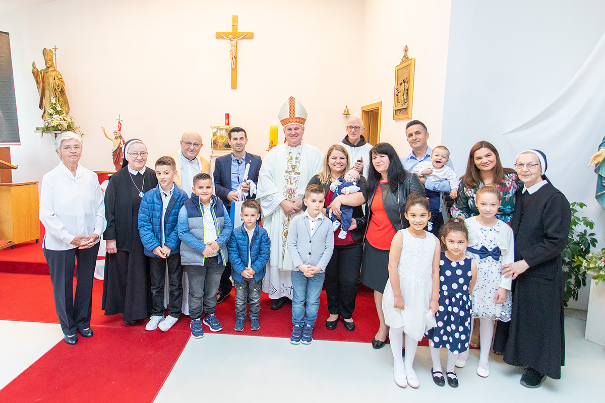 Biskup Košić krstio peto dijete u obitelji Mijatović