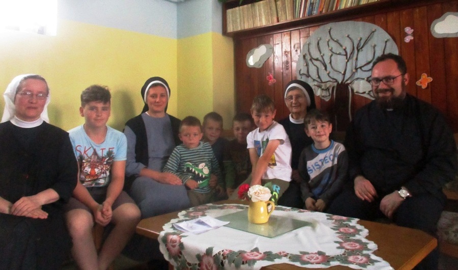 Ordinarij Križevačke eparhije mons. Milan Stipić posjetio Dom za djecu u Križevcima koji vode sestre bazilijanke