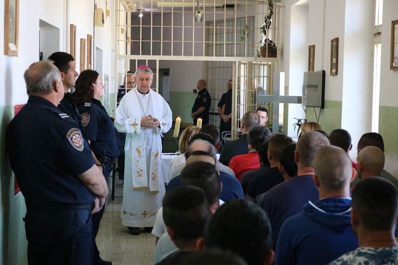 Tradicionalni uskrsni pohod varaždinskog biskupa Mrzljaka zatvoru u Varaždinu