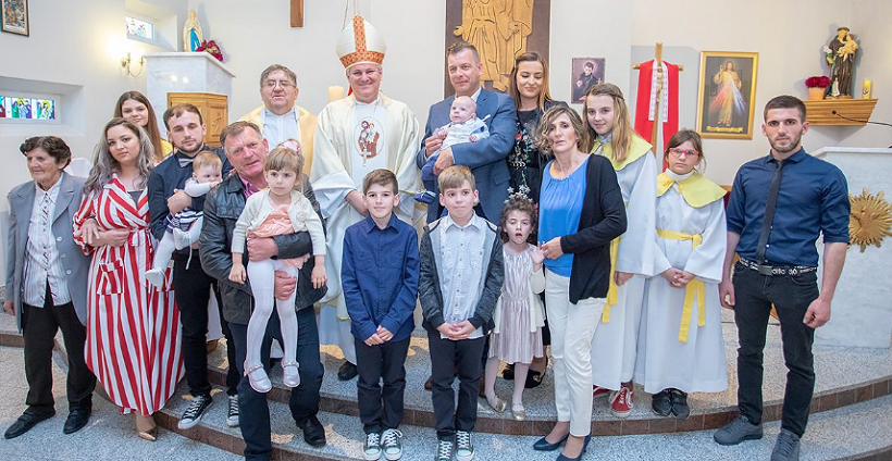 Biskup Košić krstio osmo dijete u obitelji Brekalo