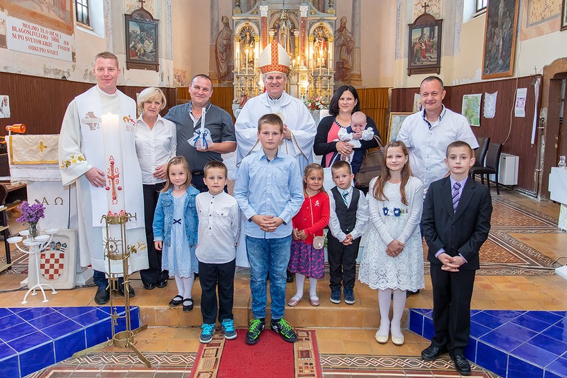 [FOTO] Biskup Košić krstio sedmo dijete obitelji Petraš