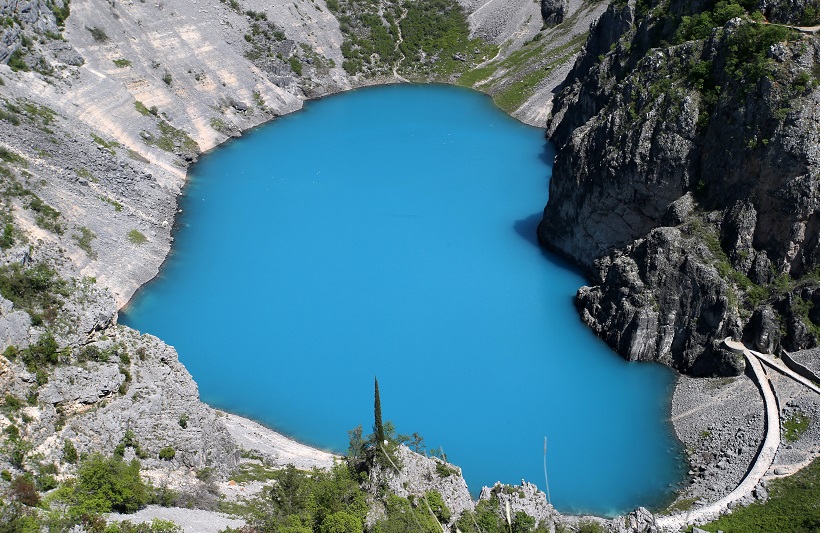 Modro jezero promijenilo boju u svijetlo plavu