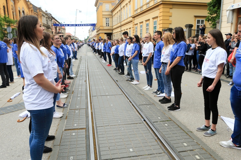 [VIDEO] Osijek: Plesanjem Quadrille maturanti obilježili posljednji dan srednje škole