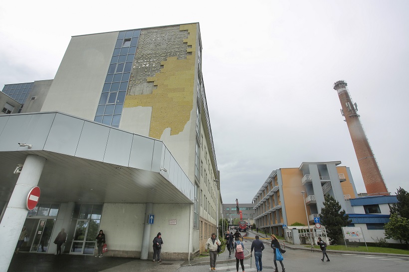 Zagreb: Udari olujnog vjetra noćas su odlomili ploče na fasadi zgrade KBC Zagreb - Rebro