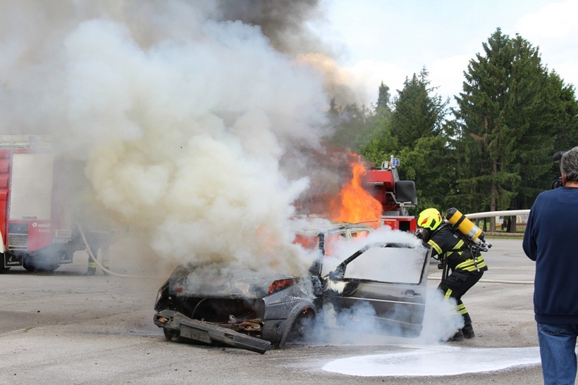 Zapalio se Mercedes, 74-godišnji vozač bio u njemu