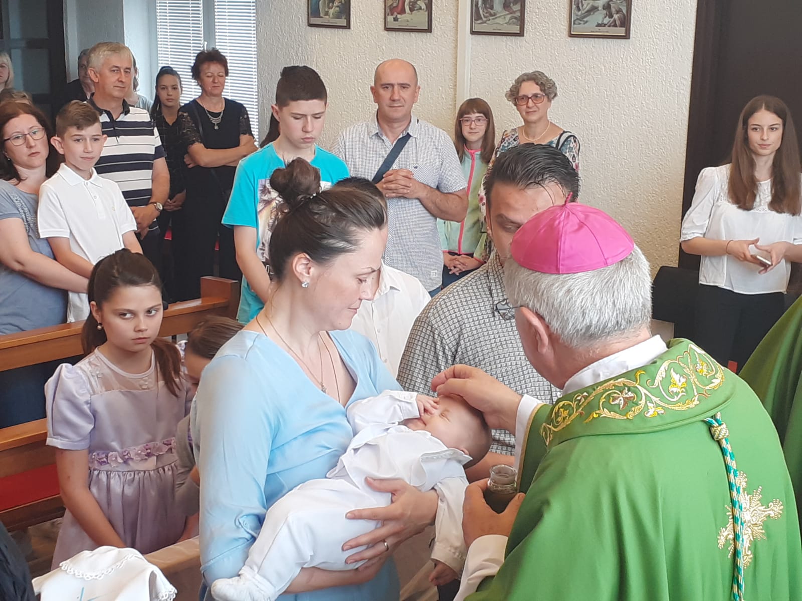 Biskup Mijo Gorski krstio osmo dijete obitelji Abramović