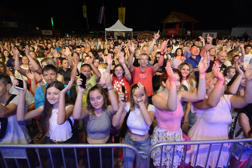 [FOTO/VIDEO] Popularni Magazin ‘užario’ atmosferu prve večeri Picokijade u Đurđevcu