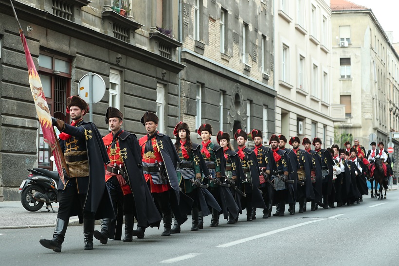 Počasna satnija Kravat pukovnije predvodila Tijelovsku procesiju