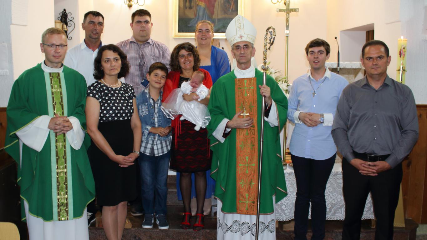 Biskup Ćurić krstio peto dijete u obitelji Juhas