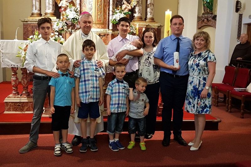 Biskup Mrzljak krstio sedmo dijete koprivničke obitelji Kovačević