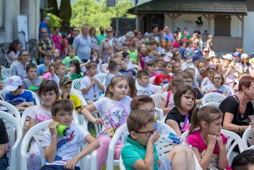 [FOTO] Svečano otvoren 14. Ogulinski festival bajke – Mnogobrojni mališani pristigli iz svih krajeva Hrvatske