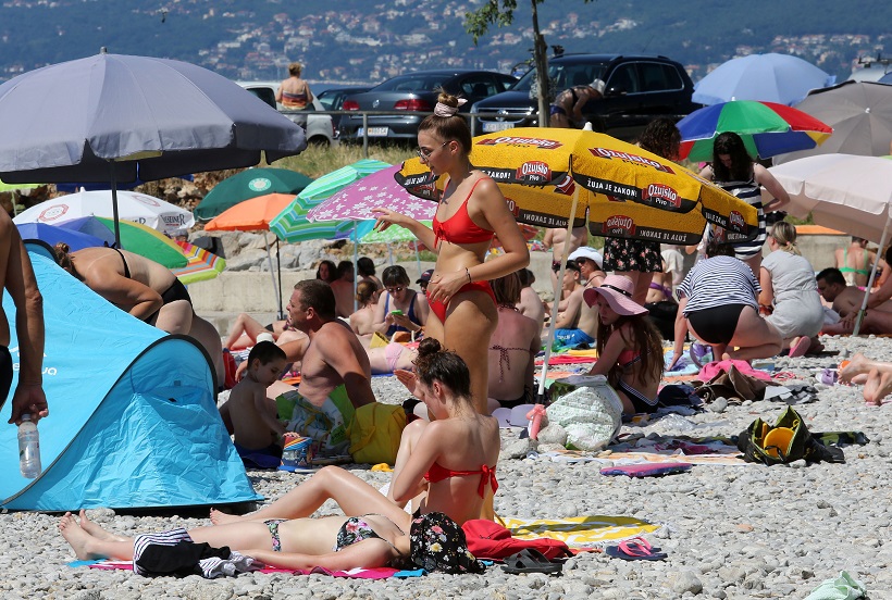 Rijeka: Toplo vrijeme i državni praznik napunile plažu Kantrida