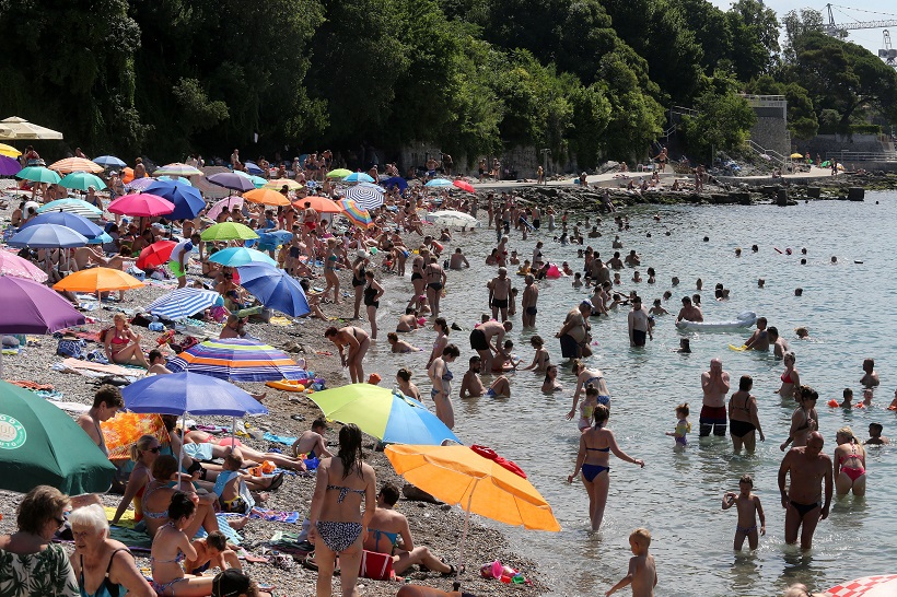 Rijeka: Toplo vrijeme i državni praznik napunile plažu Kantrida