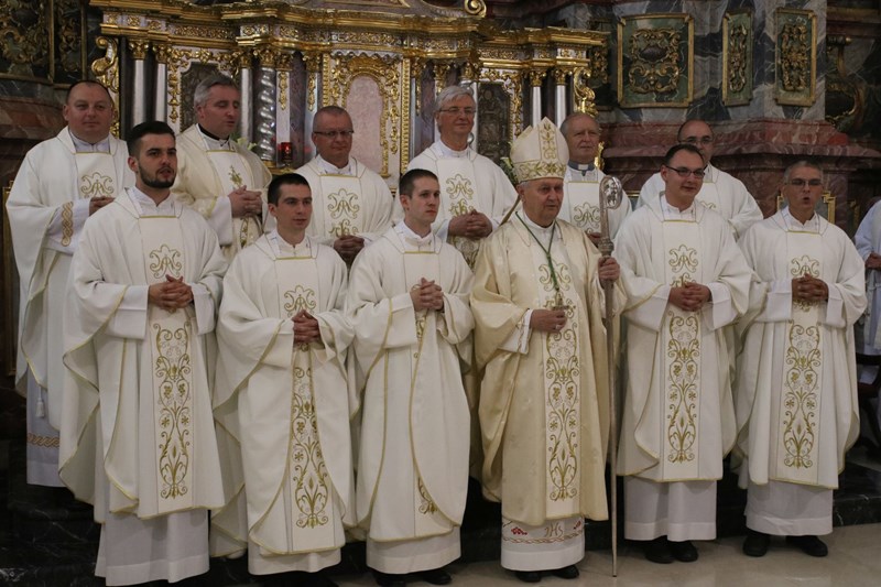Biskup Mrzljak zaredio petoricu novih svećenika: “Budite Isusovo djelovanje u svijetu”