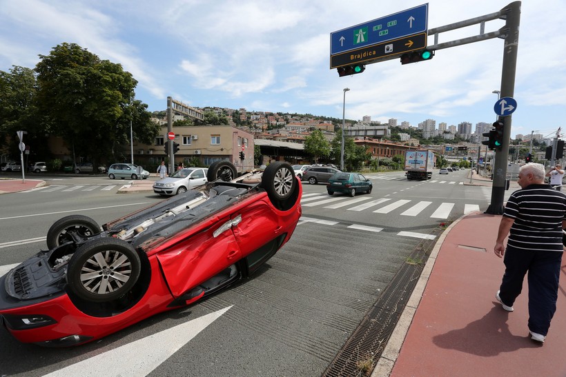 Rijeka: U sudaru dva osobna automobila jedan završio na krovu