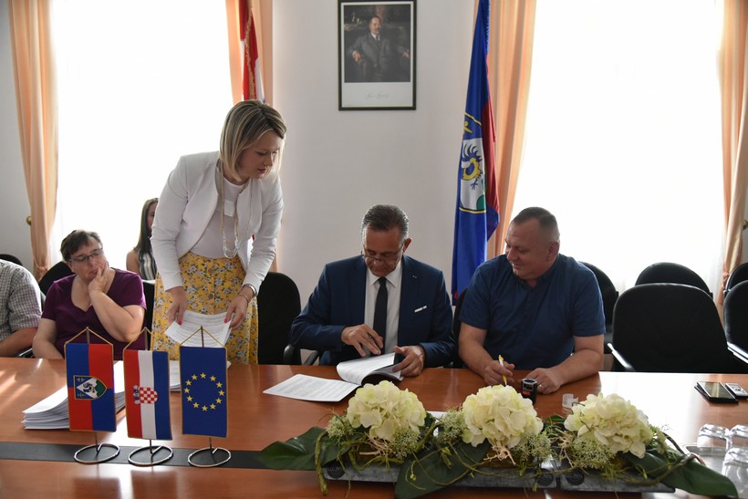 Potpisivanje ugovora o korištenju sredstva upanije (17)
