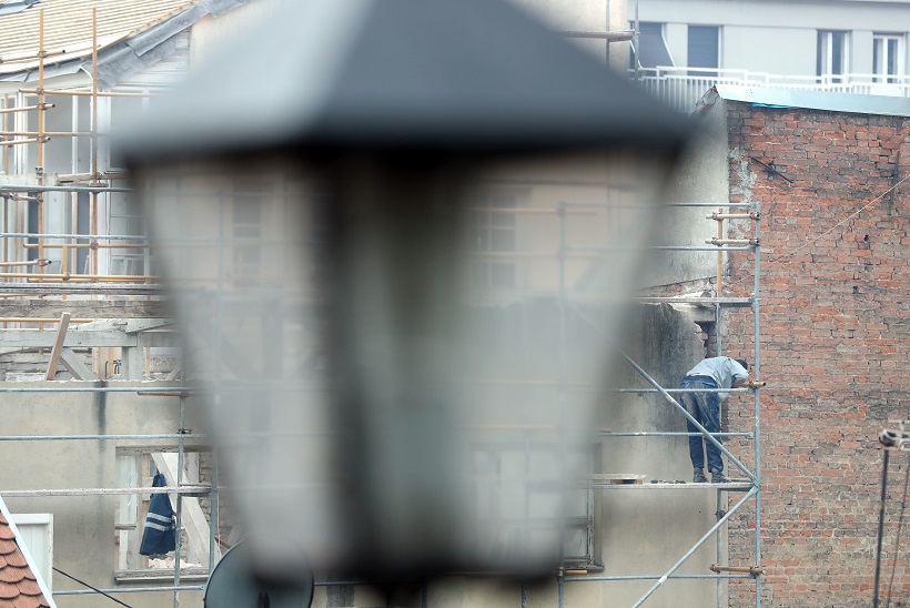 Zagreb: Unatoč hladnoći, radnici bez jakne uređuju pročelje zgrade