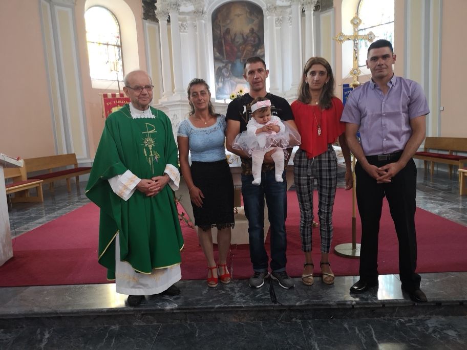 Mons. Tomislav Šporčić krstio šesto dijete u romskoj obitelji Jurković