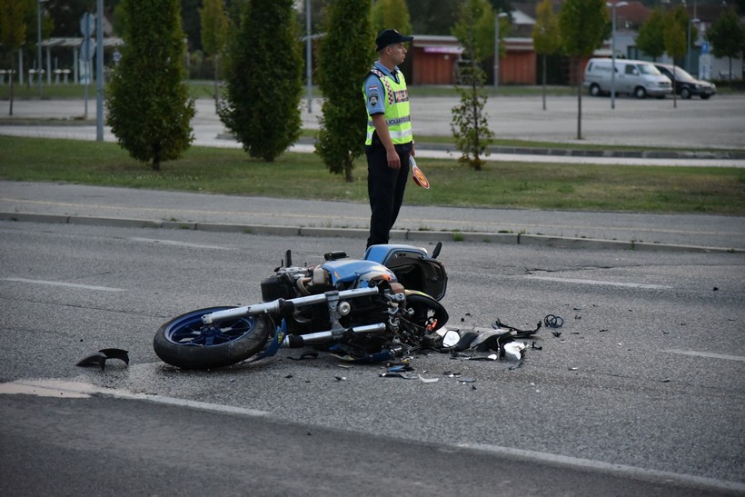 Vozač motocikla izletio s ceste i zadobio teške tjelesne ozljede