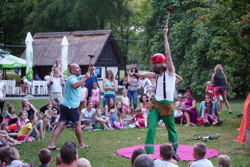 [FOTO] Križevački žongleri oduševili mališane u Koprivnici
