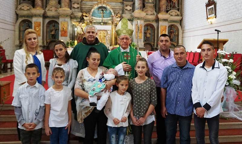 Biskup Antun Škvorčević krstio sedmo dijete obitelji Mikić