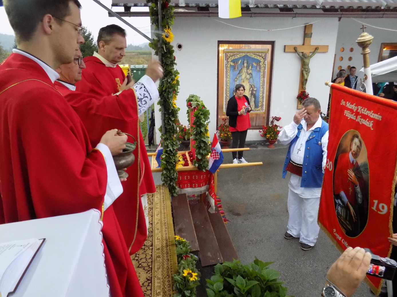 Biskup Milovan blagoslovio novu zastavu DPD-a Sv. Marko Križevčanin
