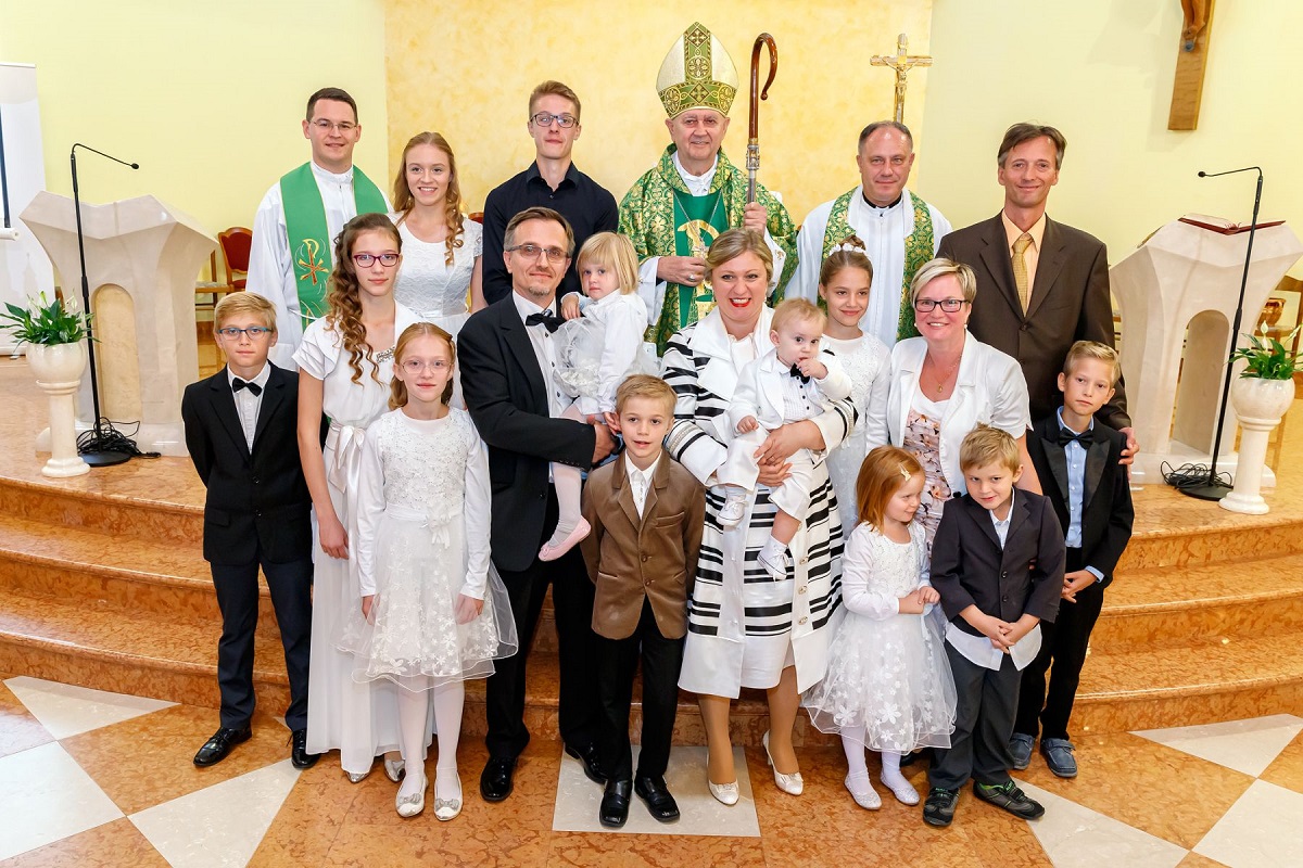 Biskup Josip Mrzljak krstio 11. dijete u obitelji Petković
