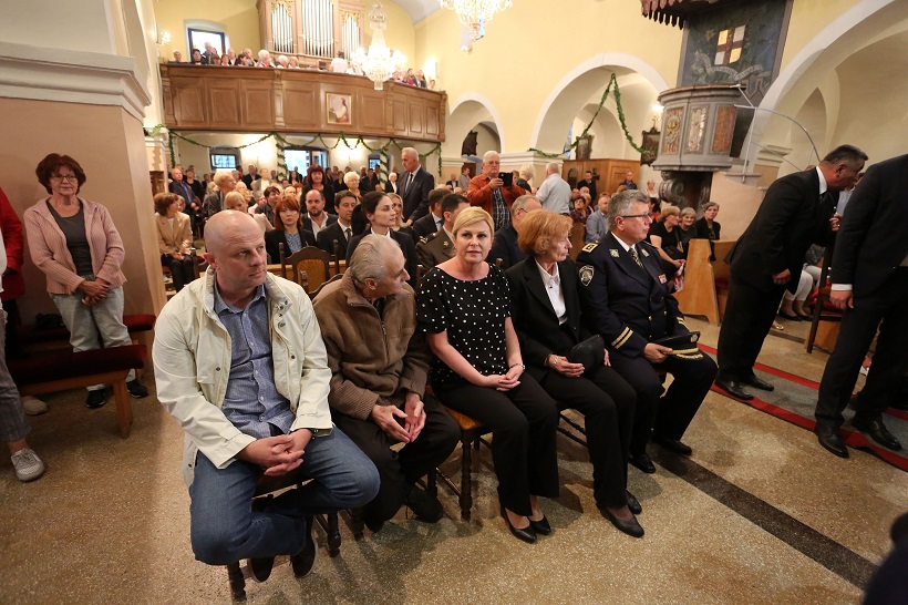Rijeka: Predsjednica Grabar-Kitarović s roditeljima na misi prigodom blagdama svetog Mihovila