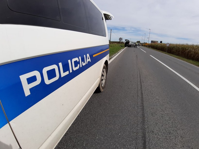 Zbog prevrtanja teretnog vozila prekinut promet; obilazak regulira policija