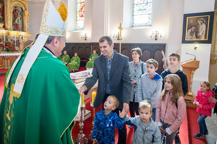 [FOTO] Šesti po redu Dan obitelji Sisačke biskupije okupio 94 obitelji s petero i više djece