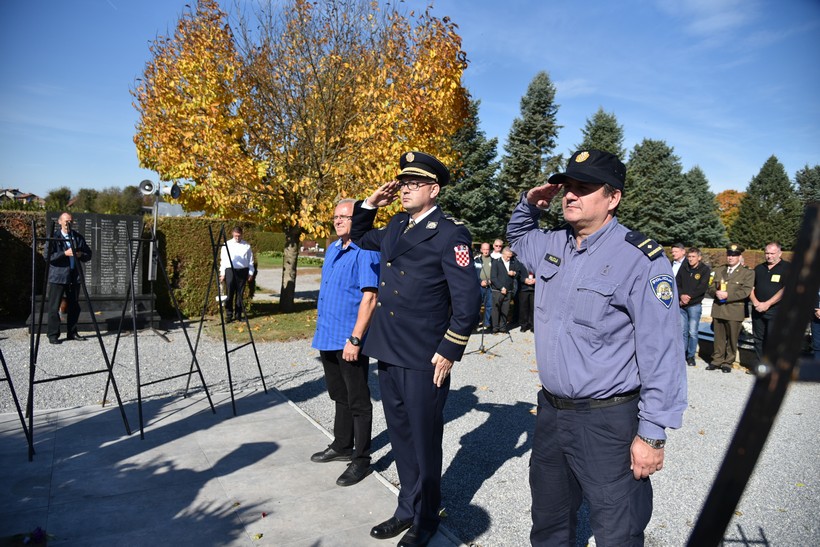 Polaganjem Vijenaca Kod Križa života Na Gradskom Groblju U Đurđevcu Povodom Obilježavanje 28. Obljetnice Podravskih Braniteljskih Postrojbi (2)