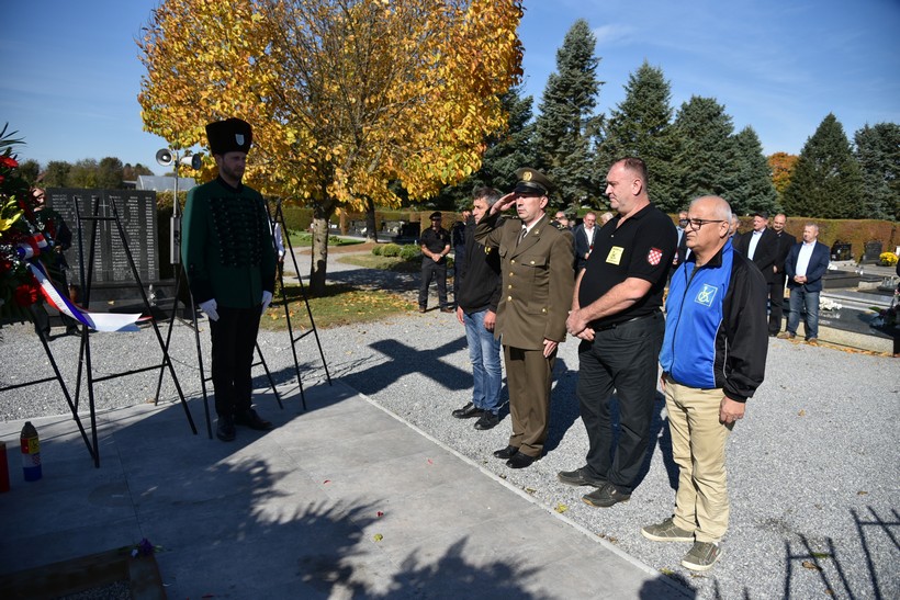 Polaganjem Vijenaca Kod Križa života Na Gradskom Groblju U Đurđevcu Povodom Obilježavanje 28. Obljetnice Podravskih Braniteljskih Postrojbi (3)