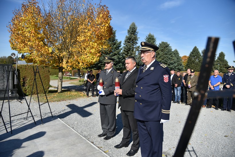 Polaganjem Vijenaca Kod Križa života Na Gradskom Groblju U Đurđevcu Povodom Obilježavanje 28. Obljetnice Podravskih Braniteljskih Postrojbi (37)