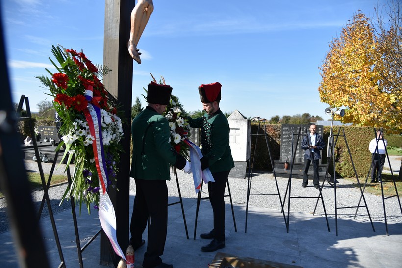 Polaganjem Vijenaca Kod Križa života Na Gradskom Groblju U Đurđevcu Povodom Obilježavanje 28. Obljetnice Podravskih Braniteljskih Postrojbi (40)