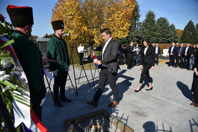 Polaganjem Vijenaca Kod Križa života Na Gradskom Groblju U Đurđevcu Povodom Obilježavanje 28. Obljetnice Podravskih Braniteljskih Postrojbi (41)