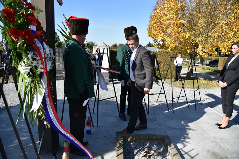 Polaganjem Vijenaca Kod Križa života Na Gradskom Groblju U Đurđevcu Povodom Obilježavanje 28. Obljetnice Podravskih Braniteljskih Postrojbi (42)