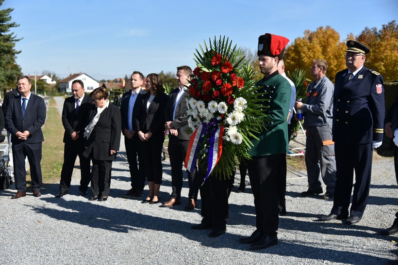 Polaganjem Vijenaca Kod Križa života Na Gradskom Groblju U Đurđevcu Povodom Obilježavanje 28. Obljetnice Podravskih Braniteljskih Postrojbi (45)