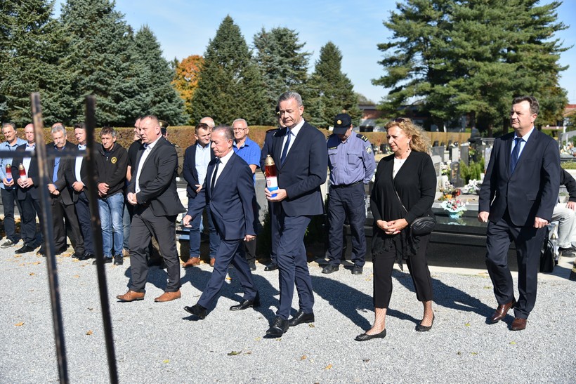 Polaganjem Vijenaca Kod Križa života Na Gradskom Groblju U Đurđevcu Povodom Obilježavanje 28. Obljetnice Podravskih Braniteljskih Postrojbi (46)