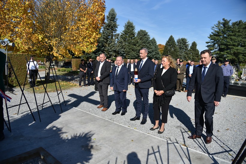 Polaganjem Vijenaca Kod Križa života Na Gradskom Groblju U Đurđevcu Povodom Obilježavanje 28. Obljetnice Podravskih Braniteljskih Postrojbi (47)