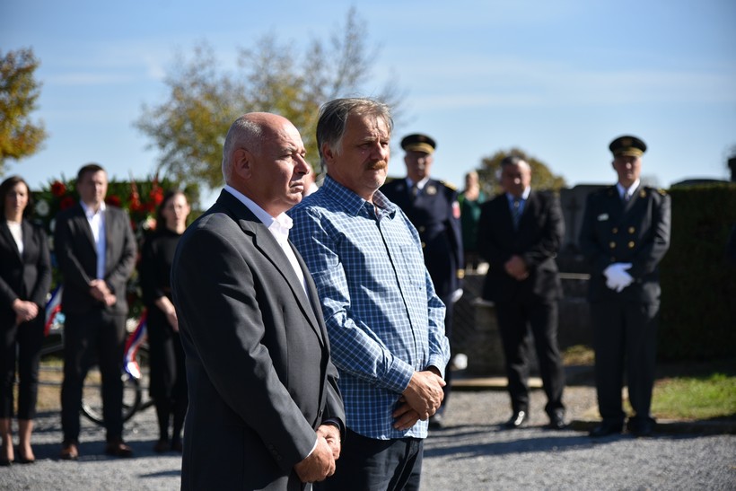 Polaganjem Vijenaca Kod Križa života Na Gradskom Groblju U Đurđevcu Povodom Obilježavanje 28. Obljetnice Podravskih Braniteljskih Postrojbi (5)