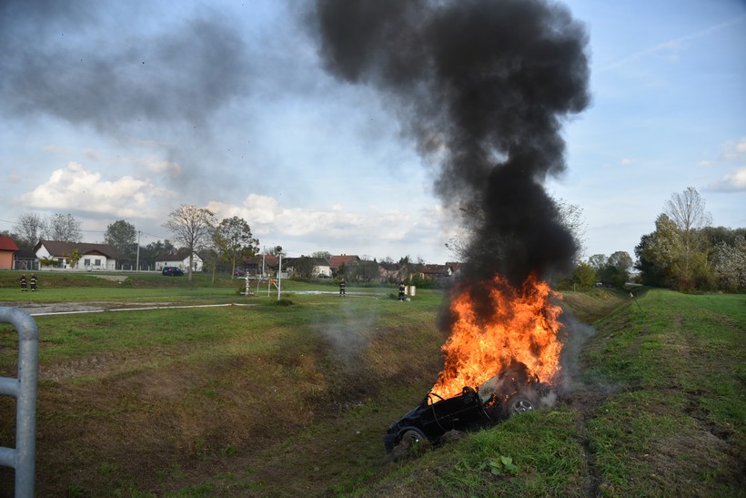 Vatrogasna viježba Podravina 2019, legrad, zapaljeni automobil ilustracija (26)