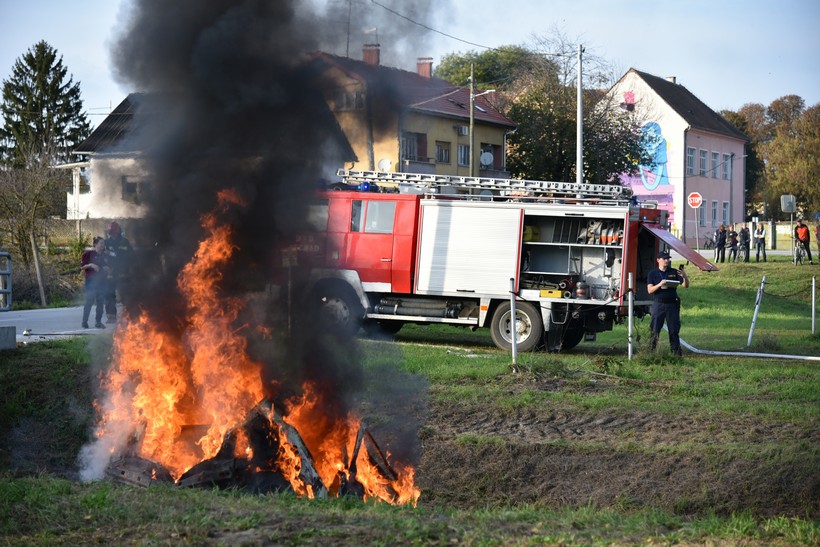 Vatrogasna viježba Podravina 2019, legrad, zapaljeni automobil ilustracija (27)