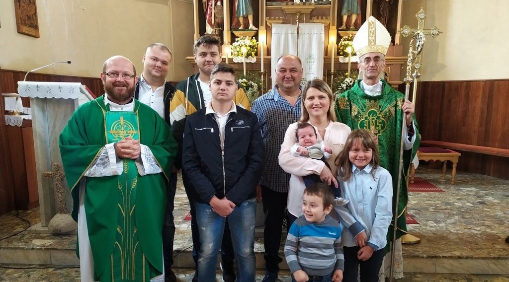 Biskup Ivan Ćurić krstio šesto dijete obitelji Vukoja