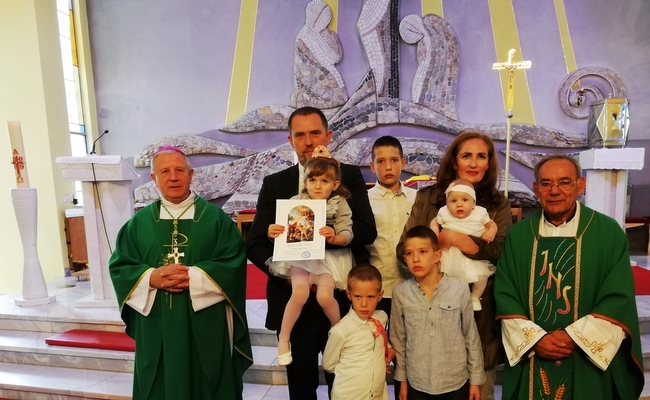Biskup Mijo Gorski krstio peto dijete obitelji Lončar